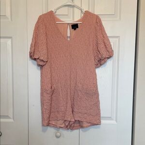 NWOT LUMIERE WOMEN'S PINK PUFFED SHORT SLEEVED TEXTURED ROMPER. SIZE MEDIUM.